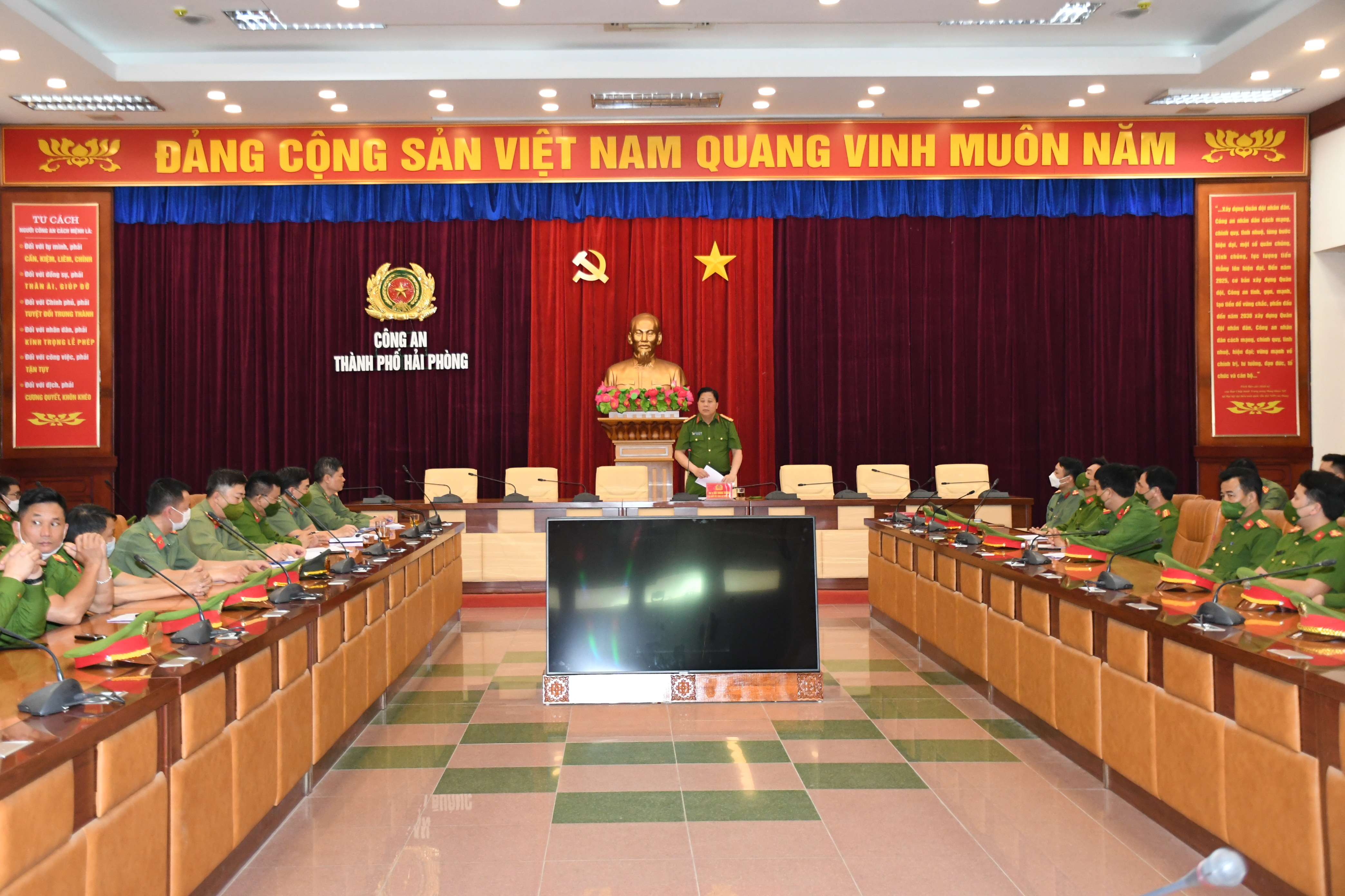 Đại tá Bùi Trung Thành - Phó Giám đốc CATP động viên Đội tuyển bắn súng, võ thuật Công an thành phố
